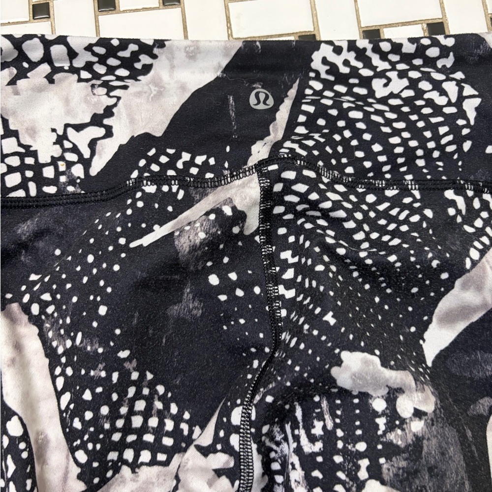 Lululemon Athletica Black and White Patterned Capris - Picture 4 of 6